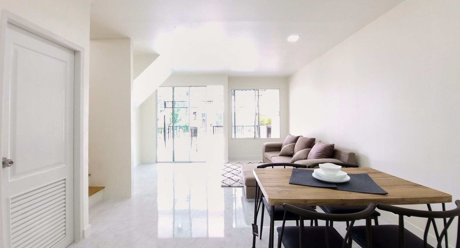 Casa adosada en venta de 3 habitaciones en Khlong Sam Wa, Bangkok