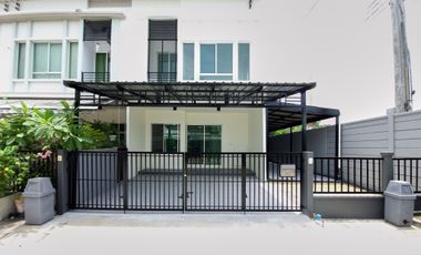 Casa adosada en venta de 3 habitaciones en Khlong Sam Wa, Bangkok