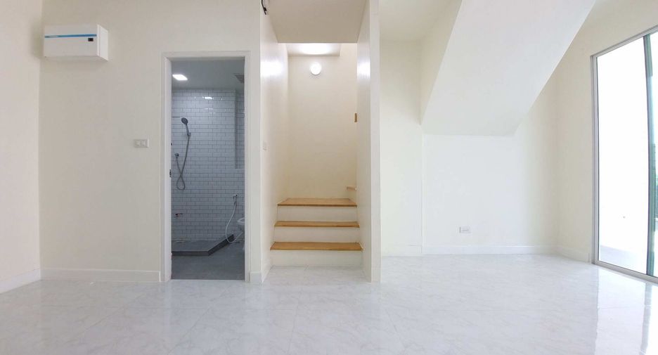 Casa adosada en venta de 3 habitaciones en Khlong Sam Wa, Bangkok