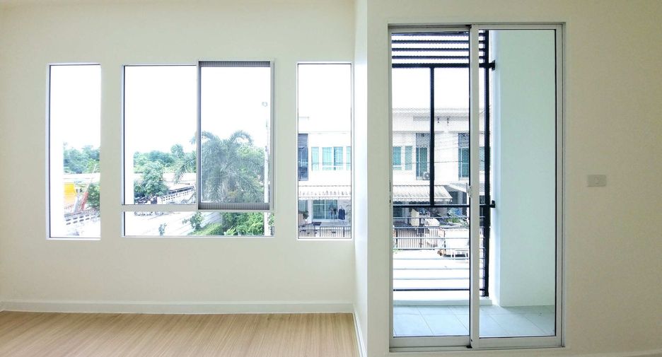 Casa adosada en venta de 3 habitaciones en Khlong Sam Wa, Bangkok