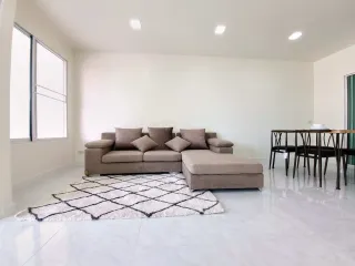 Casa adosada en venta de 3 habitaciones en Khlong Sam Wa, Bangkok