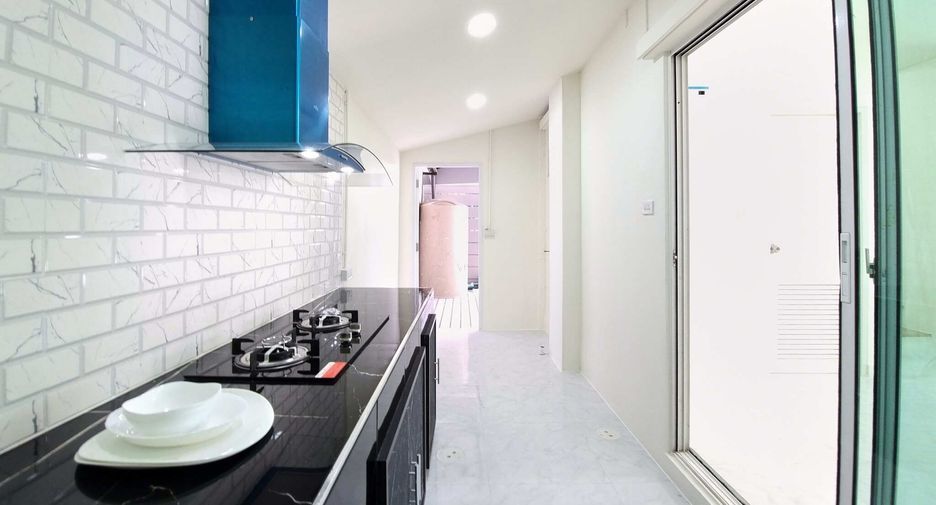 Casa adosada en venta de 3 habitaciones en Khlong Sam Wa, Bangkok