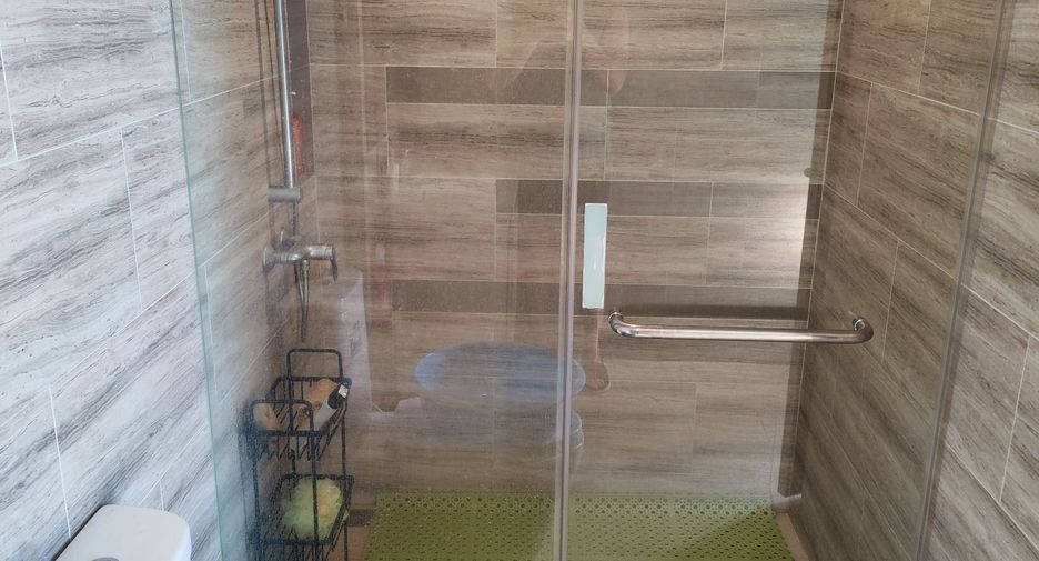 For sale 2 bedrooms condo in Huai Khwang, Bangkok