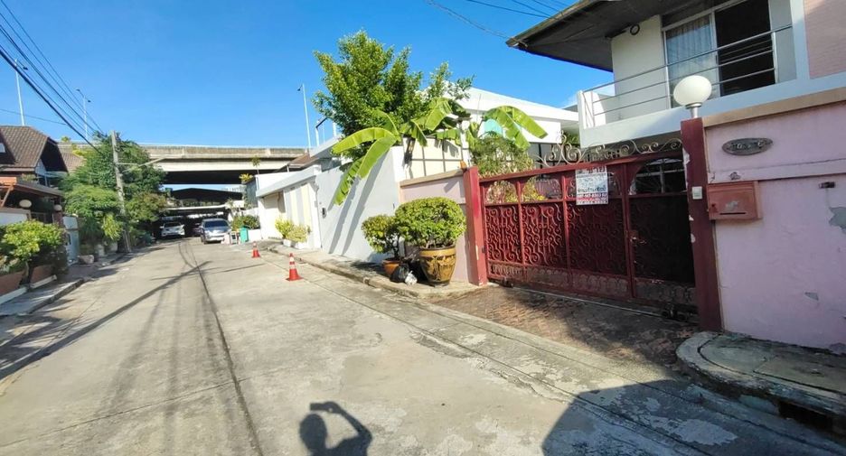 For sale 3 bedrooms house in Watthana, Bangkok