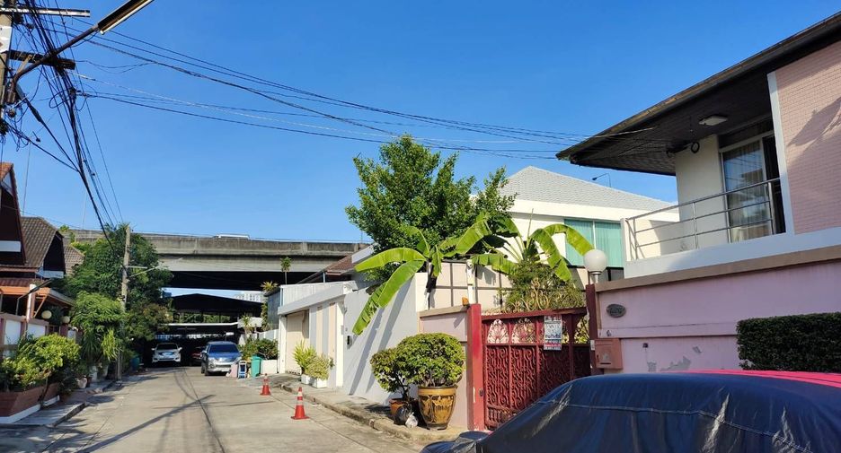 For sale 3 bedrooms house in Watthana, Bangkok