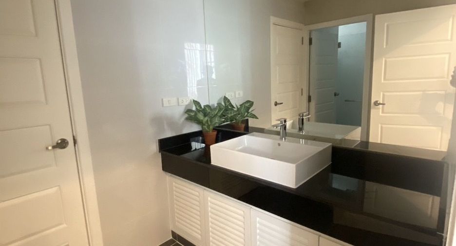 For rent 3 bedrooms condo in Yan Nawa, Bangkok