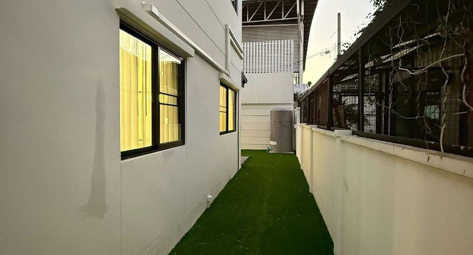 For rent 4 bedrooms condo in Mueang Samut Prakan, Samut Prakan