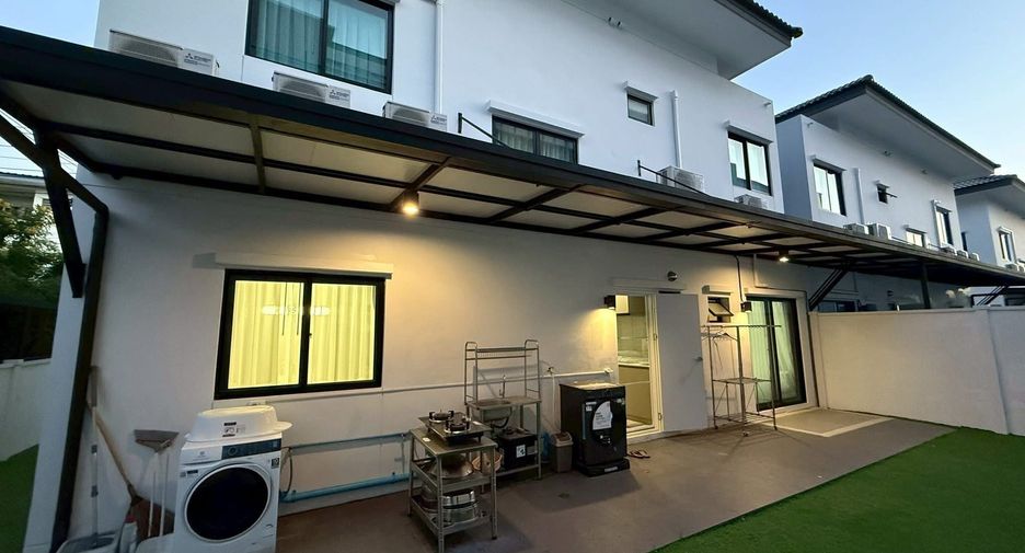 For rent 4 bedrooms condo in Mueang Samut Prakan, Samut Prakan