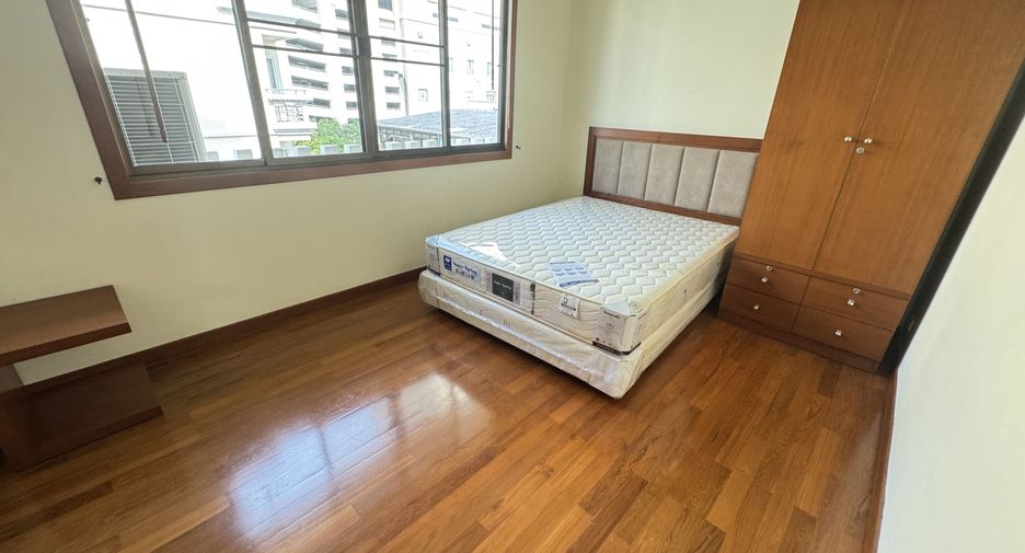 For rent 3 bedrooms apartment in Khlong Toei, Bangkok