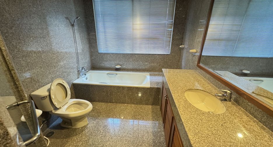 For rent 3 bedrooms apartment in Khlong Toei, Bangkok