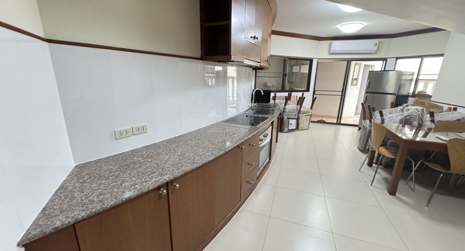 For rent 3 bedrooms apartment in Khlong Toei, Bangkok