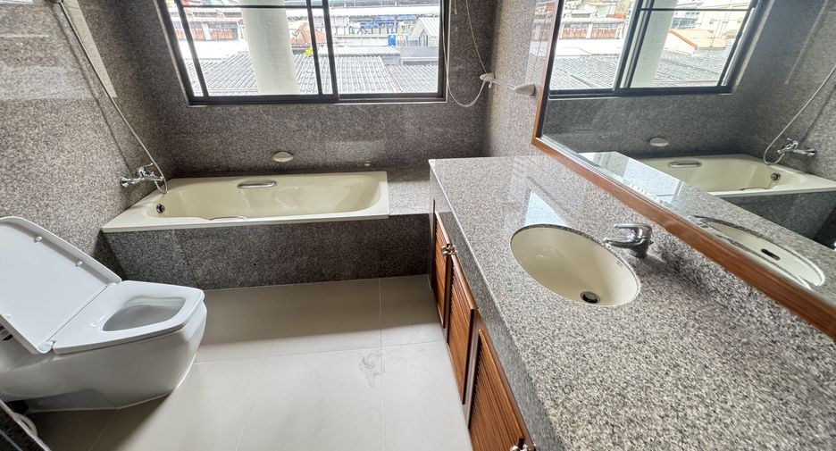 For rent 3 bedrooms apartment in Khlong Toei, Bangkok