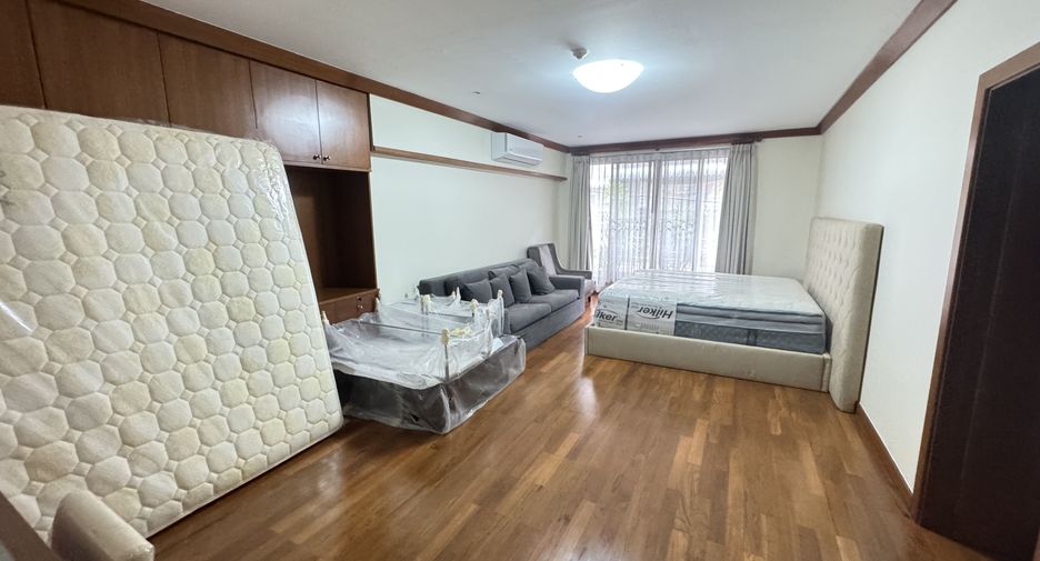 For rent 3 bedrooms apartment in Khlong Toei, Bangkok