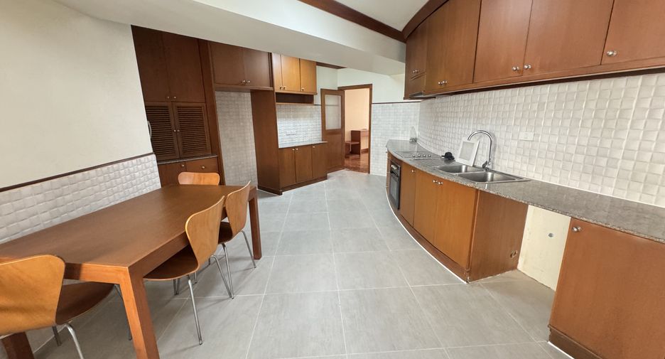 For rent 3 bedrooms apartment in Khlong Toei, Bangkok