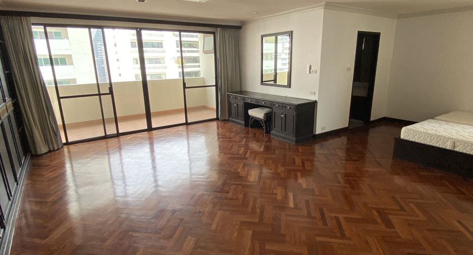 For rent 3 bedrooms apartment in Watthana, Bangkok