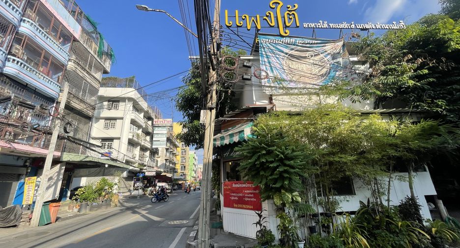 For rent 1 bed retail Space in Huai Khwang, Bangkok