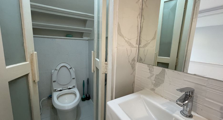 For rent 1 bed retail Space in Huai Khwang, Bangkok