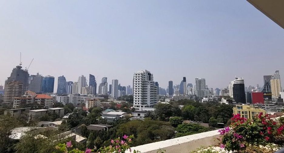 For rent 4 bedrooms condo in Watthana, Bangkok