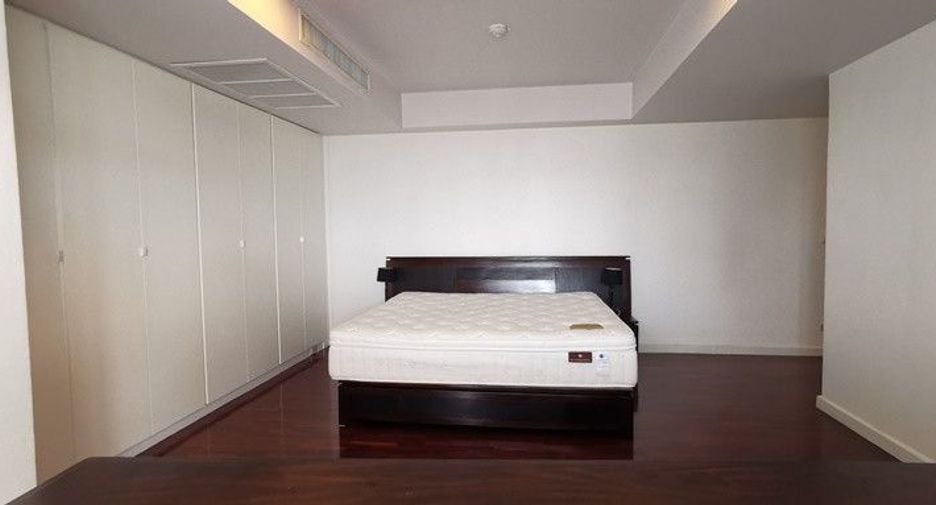 For rent 4 bedrooms condo in Watthana, Bangkok