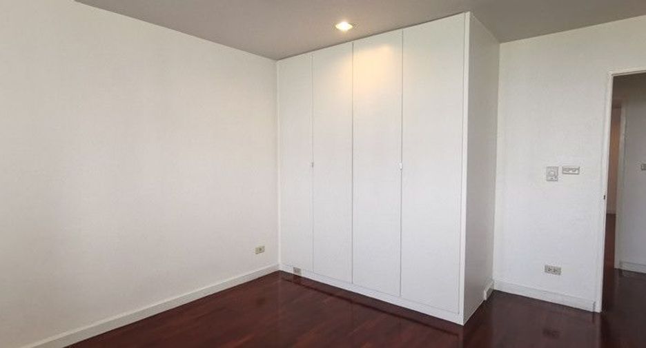 For rent 4 bedrooms condo in Watthana, Bangkok
