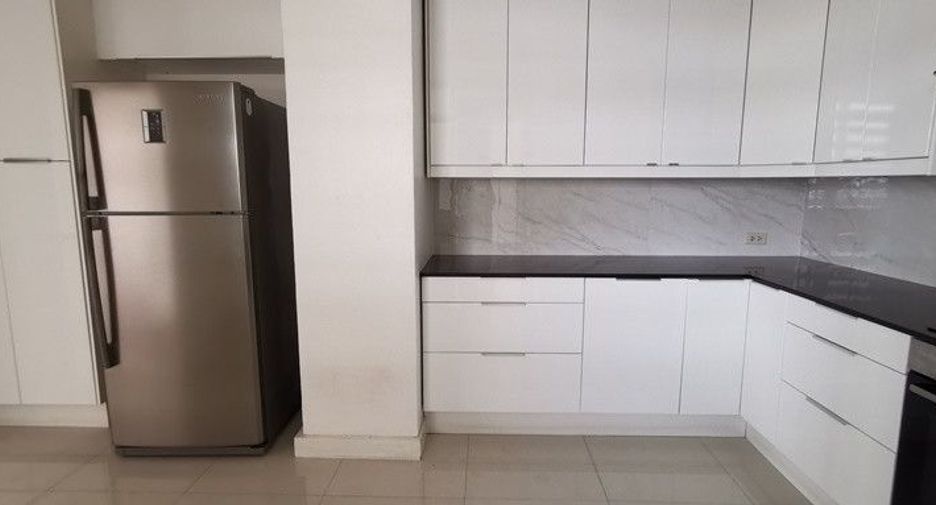 For rent 4 bedrooms condo in Watthana, Bangkok