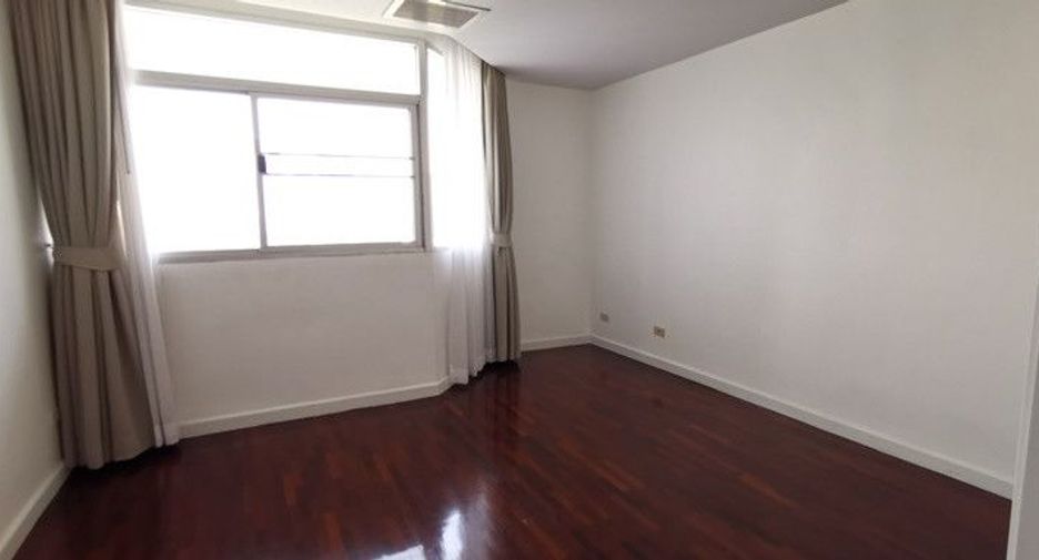 For rent 4 bedrooms condo in Watthana, Bangkok