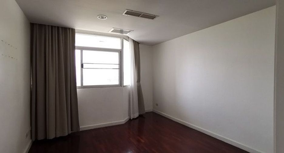For rent 4 bedrooms condo in Watthana, Bangkok