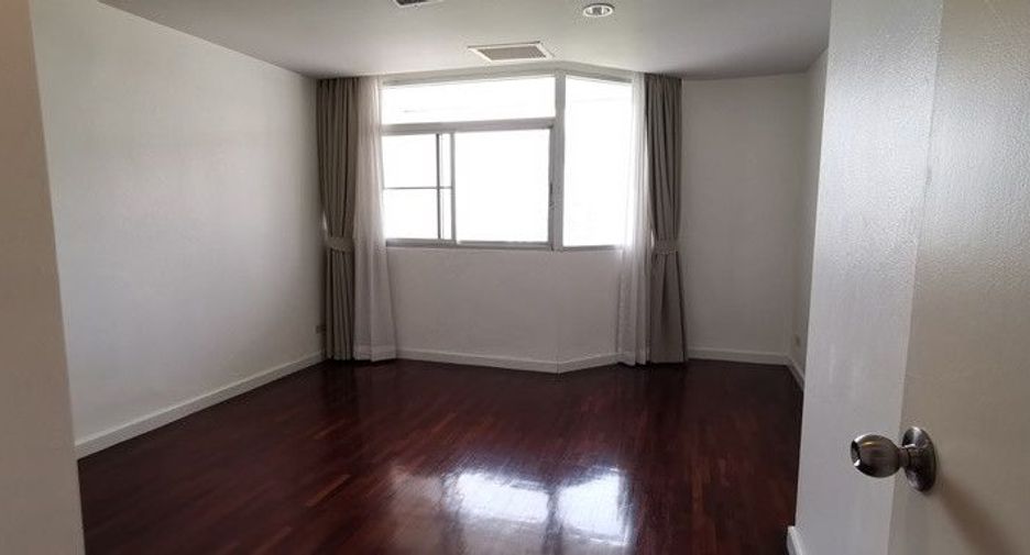 For rent 4 bedrooms condo in Watthana, Bangkok