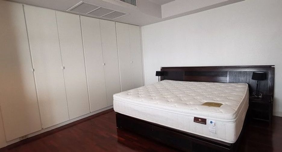 For rent 4 bedrooms condo in Watthana, Bangkok