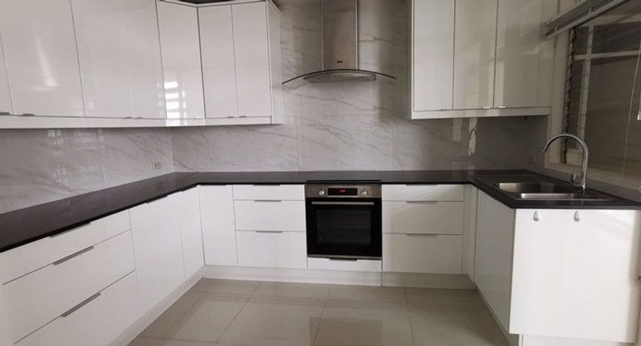 For rent 4 bedrooms condo in Watthana, Bangkok