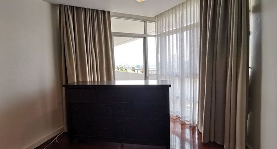 For rent 4 bedrooms condo in Watthana, Bangkok