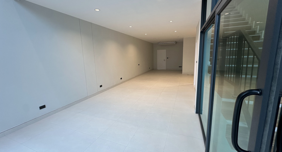 For sale 4 bedrooms retail Space in Thalang, Phuket