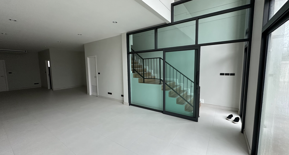 For sale 4 bedrooms retail Space in Thalang, Phuket