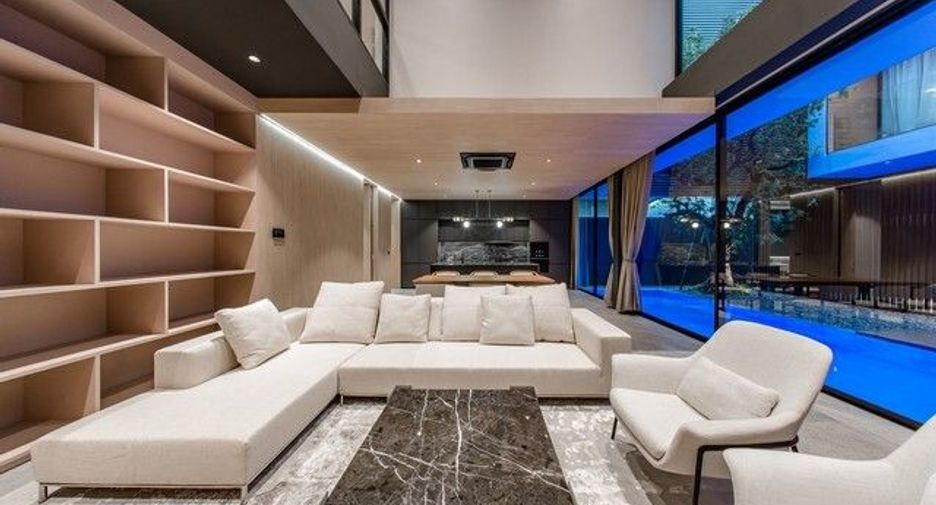 Casa en venta de 4 habitaciones en Lat Phrao, Bangkok