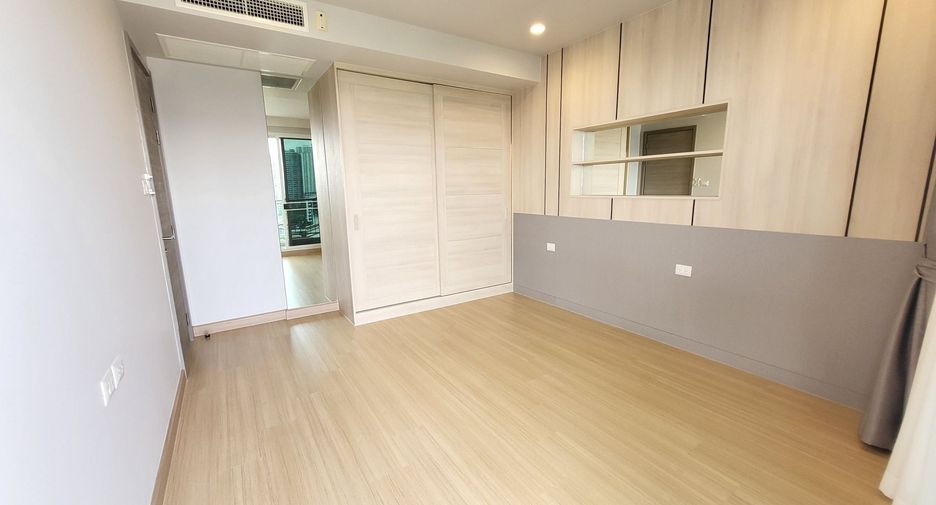 For rent 2 bedrooms condo in Yan Nawa, Bangkok