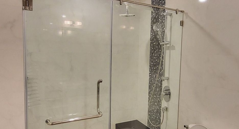 For rent 2 bedrooms condo in Yan Nawa, Bangkok