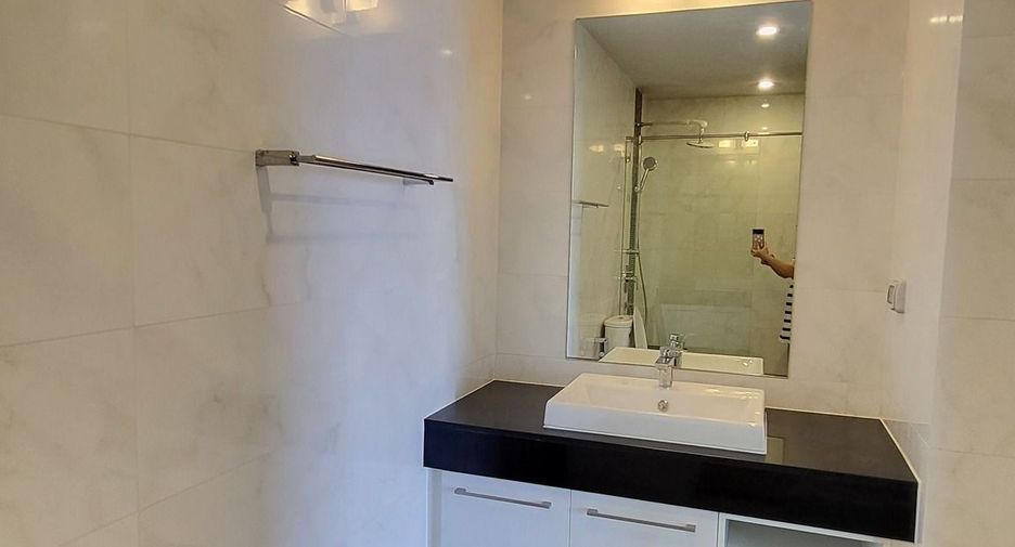 For rent 2 bedrooms condo in Yan Nawa, Bangkok