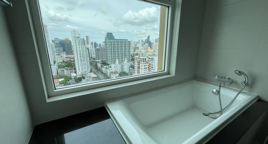 For rent 4 bedrooms condo in Watthana, Bangkok