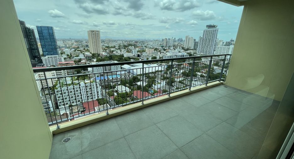 For rent 4 bedrooms condo in Watthana, Bangkok