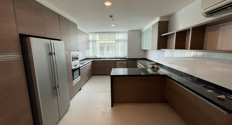 For rent 4 bedrooms condo in Watthana, Bangkok