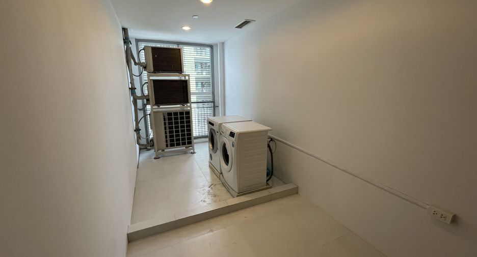 For rent 4 bedrooms condo in Watthana, Bangkok