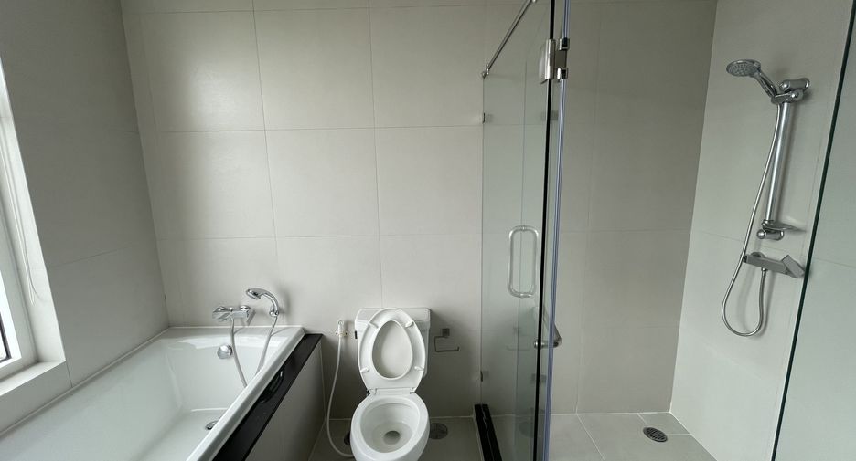 For rent 4 bedrooms condo in Watthana, Bangkok