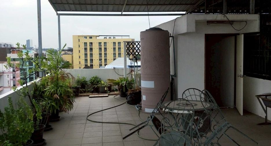 Gewerbefläche zum Kauf mit 4 Zimmer in Huai Khwang, Bangkok
