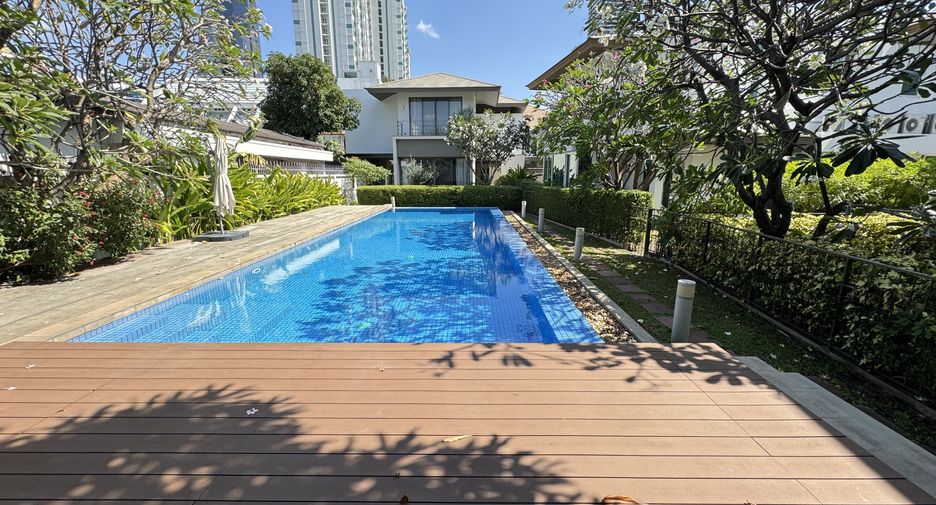 Casa en alquiler de 4 habitaciones en Watthana, Bangkok