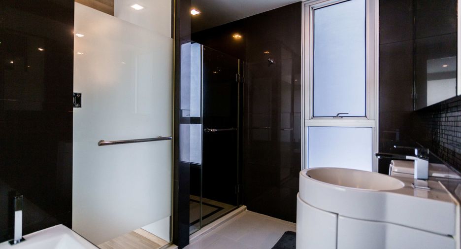 For rent 2 bedrooms condo in Phra Khanong, Bangkok