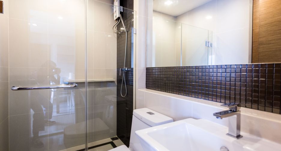 For rent 2 bedrooms condo in Phra Khanong, Bangkok