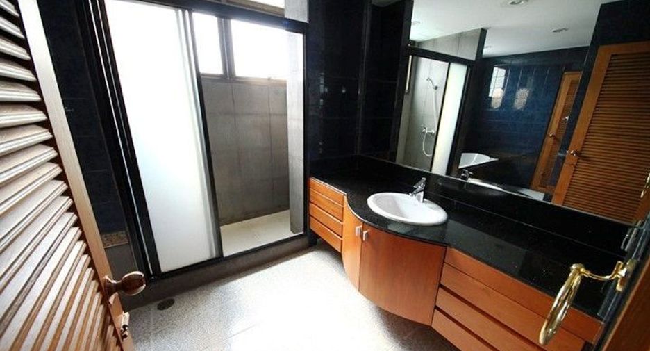 Condo en alquiler de 3 habitaciones en Watthana, Bangkok