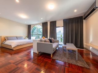 For rent 3 bedrooms townhouse in Sathon, Bangkok