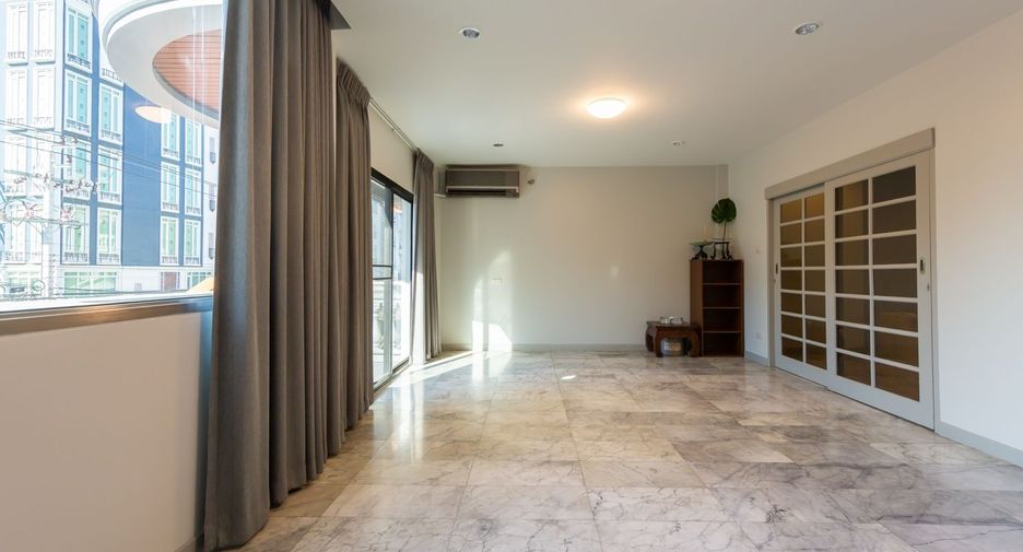For rent 3 ベッドルーム townhouse in Sathon, Bangkok