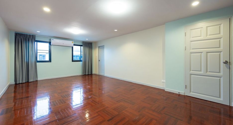For rent 3 bedrooms townhouse in Sathon, Bangkok